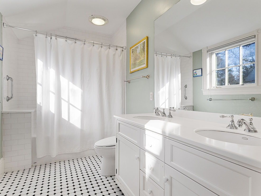 double sink bath, 121 Glen Street, Wellesley, MA home