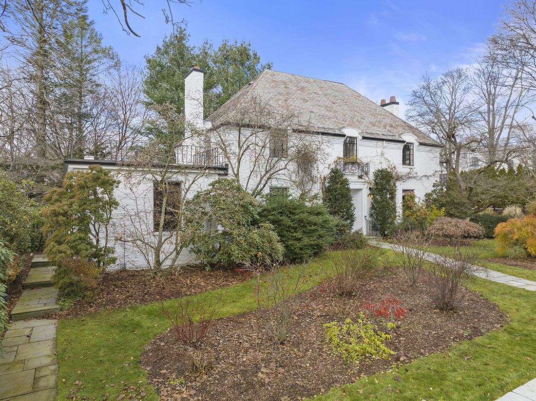 side yard, 37 Pickwick Way, Wellesley, home