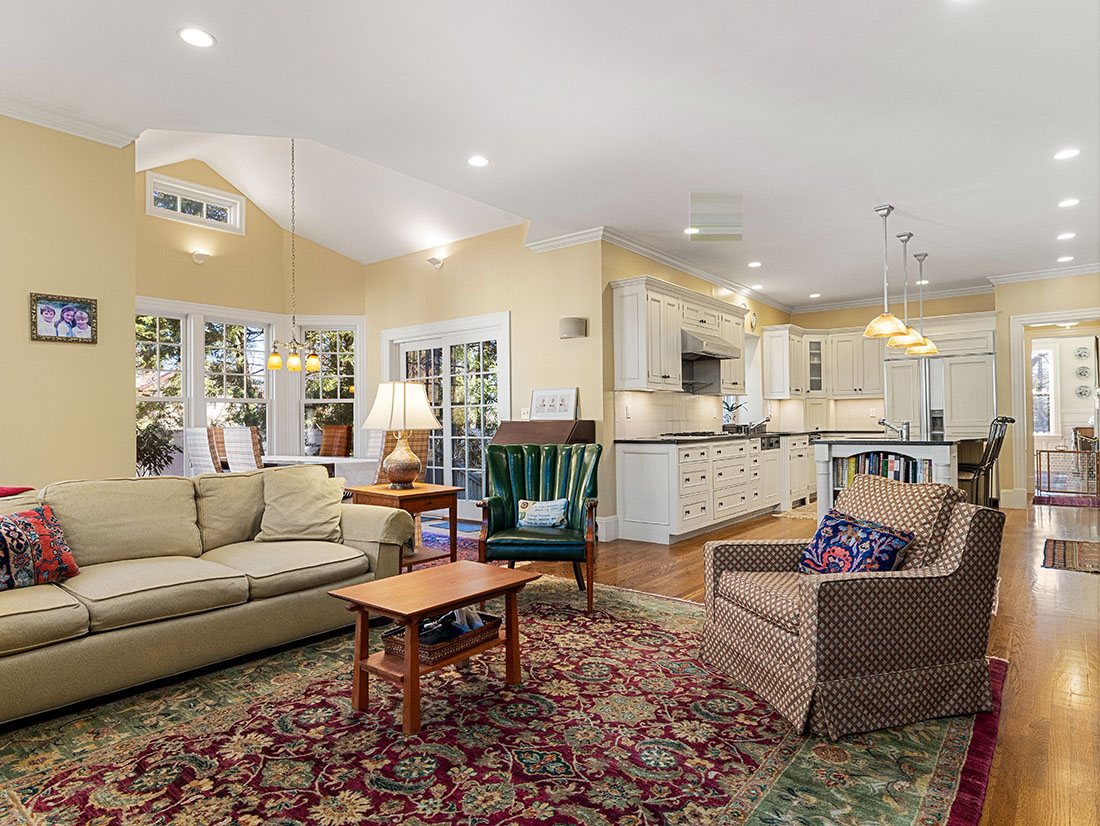 kitchen sitting, 121 Glen Street, Wellesley, MA home